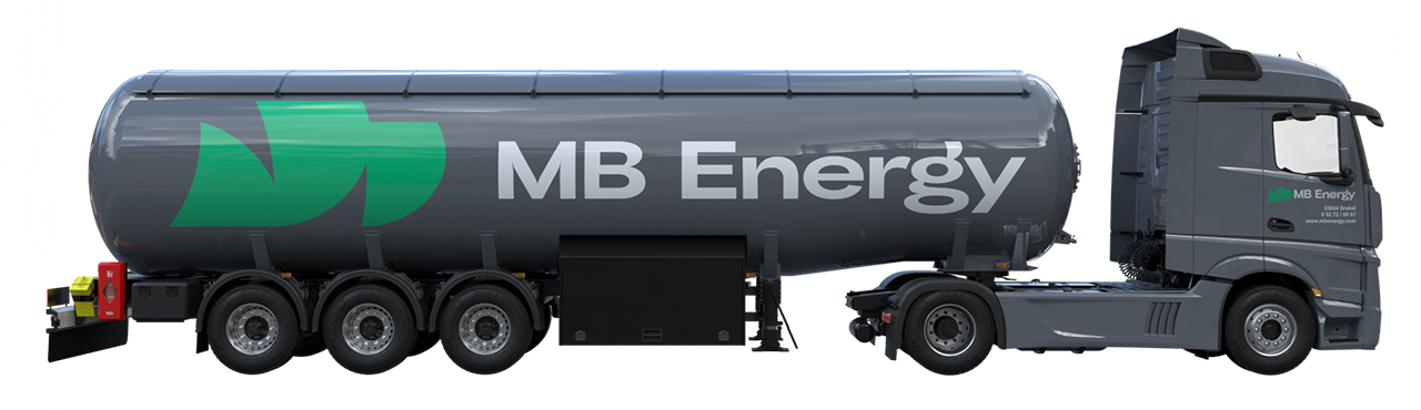 Grauer Tanklastzug mit dem Schriftzug MB Energy und großem grünen Logo auf dem zylindrischen Tank, mit Sattelzugmaschine vorne und dreiachsigem Tankauflieger hinten.